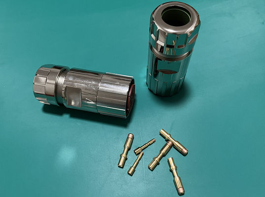 Działający na zewnątrz, o szerokości nieprzekraczającej 10 mm