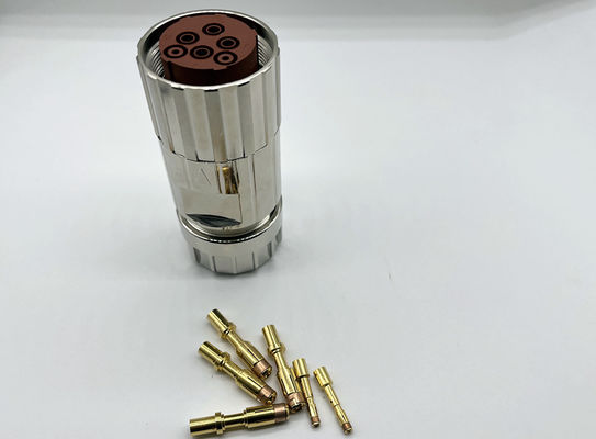 Działający na zewnątrz, o szerokości nieprzekraczającej 10 mm
